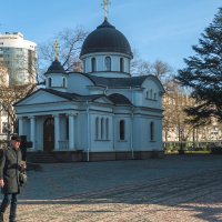 Во  дворе собора  Александра  Невского :: Валентин Семчишин