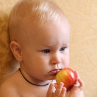 Мальчик с яблоком :: Наталья Топовская