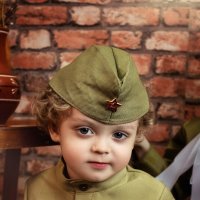 Мальчик в военной форме :: Юлия 