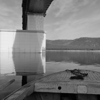 На лодке под мостом :: Сергей Шаврин