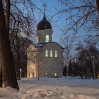 Зажегся свет в часовне... :: Сергей Шатохин 