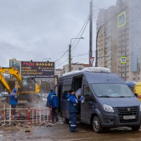 Ремонт после ночной аварии 22 февраля  на перекрёстке  ул.Лёни Голикова и пр.Ветеранов :: Роман Алексеев