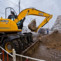 Ремонт после ночной аварии 22 февраля  на перекрёстке  ул.Лёни Голикова и пр.Ветеранов :: Роман Алексеев