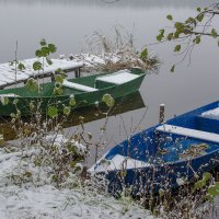 Первый снег. Две лодки. :: Владимир Безгрешнов