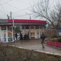 На автобусной  остановке :: Валентин Семчишин