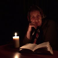Старушка при свечах читает молитвы :: Яна Грига