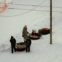 Любишь кататься, люби и тюбинги тащить :: Сергей Царёв