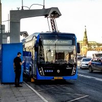 Как заряжают электробус... :: Сергей Козырев