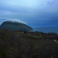 Облако подружилось с  Медведь  горой :: Валентин Семчишин