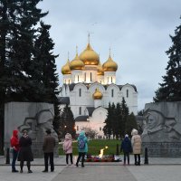 Ярославль. Памятник-монумент «Вечный огонь» и Успенский кафедральный Собор :: Наташа *****