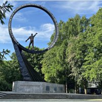 Памятник землякам - космонавтам. :: Валерия Комова