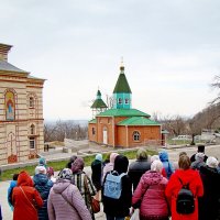 Паломники заполонили всё подворье!?)) :: Евгений 