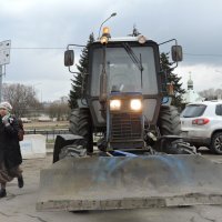 Трактор в городе. :: Мария Васильева