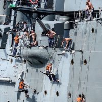 Моряки наводят весенний марафет на "Авроре" :: Стальбаум Юрий 