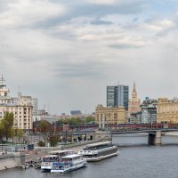 Москва-река вид с моста Богдана Хмельницкого :: Александр Орлов