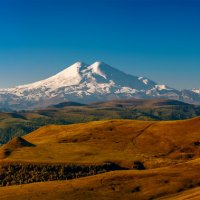 Эльбрус на фоне Главного Кавказского хребта. Кабардино-Балкария. Осень 2021 :: Павел Сытилин