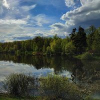 Это май-баловник, это май-чародей Веет свежим своим опахалом. :: Андрей Лукьянов