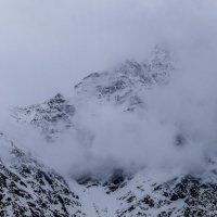 Туман спускается на Приэдьбрусье :: Георгий А