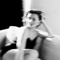 Черно-белый портрет красивой девушки в солнечной студии :: Lenar Abdrakhmanov