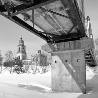 Мост у старой церкви :: Николай Белавин