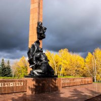 Осень.Памятник подвигу Матросова и Губайдуллина :: Андрей Мичурин