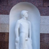 Скульптура на здании медицинского университета :: Андрей Мичурин
