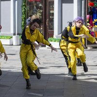 Уличные танцы в жёлтом :: Александр Степовой 