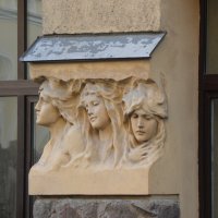 Девушки с фасада напротив Апраксина Двора на Садовой :: Стальбаум Юрий 