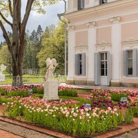 Сад возле Екатерининского дворца в Ораниенбауме :: юрий затонов