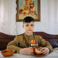 Солдат за столом :: Евгений Николаев