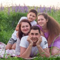 Семейная фотосессия в люпинах :: Валерий Гришин