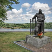 Памятник К.Г. Паустовскому в Тарусе :: Andrey Lomakin