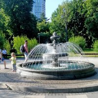 У фонтана вв парке «Сад будущего» :: Ольга Довженко