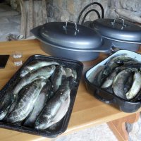 Готовится угощение для туристов на Черногорской ферме. :: Любовь Зинченко 