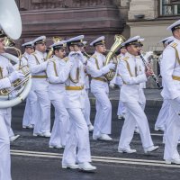 Оркестр Балтфлота в белой униформе сопровождал парад маршами на ленинградские темы: -) :: Стальбаум Юрий 