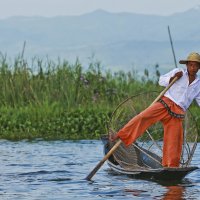 Рыбак на озере Инле :: Андрей Лукашенко