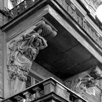 Балкон с кариатидами :: Сергей Карачин