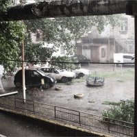 наш двор во время дождя :: Grigory Spivak
