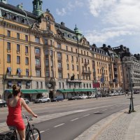 Женщина в красном на улицах Стокгольма :: Michael M