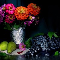 Натюрморт с цинниями и фруктами :: Нэля Лысенко
