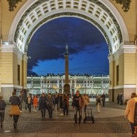 Вечерняя прогулка под аркой Главного штаба на Дворцовой пл. в СПБ :: Стальбаум Юрий 