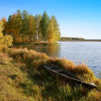Осенний пейзаж со старой лодкой... :: Нэля Лысенко