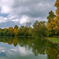 Осень собою любуется, смотрится в зеркало вод... :: Наталья Димова