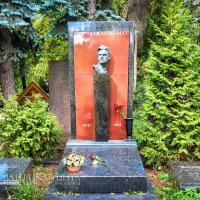 Владимир Маяковский, могила, Новодевичье кладбище :: Юлия Батурина