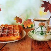 Осень - это кофе с корицей и свежие вафли с ванилью. :: Татьяна Помогалова