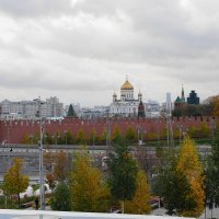 Вид на Кремль и храм Христа Спасителя из парка "Зарядье" :: Иван Литвинов