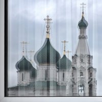 Городские отражения, в окне на Советской площади Ярославля :: Николай Белавин