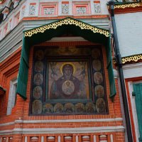 Фасадная икона Богоматерь Знамение на восточной стене храма Василия Блаженного :: Татьяна Помогалова