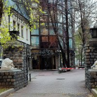 Проход во двор охраняют ворота с колоннами на которых лежат два скульптурных льва :: Татьяна Помогалова