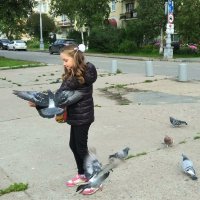 Девочка и голуби :: Елена Байдакова